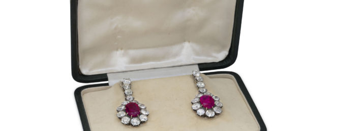 PAIRE DE PENDANTS D’OREILLES EN OR, ARGENT, RUBIS ET DIAMANTS, XIXe SIÈ-<br>CLE
